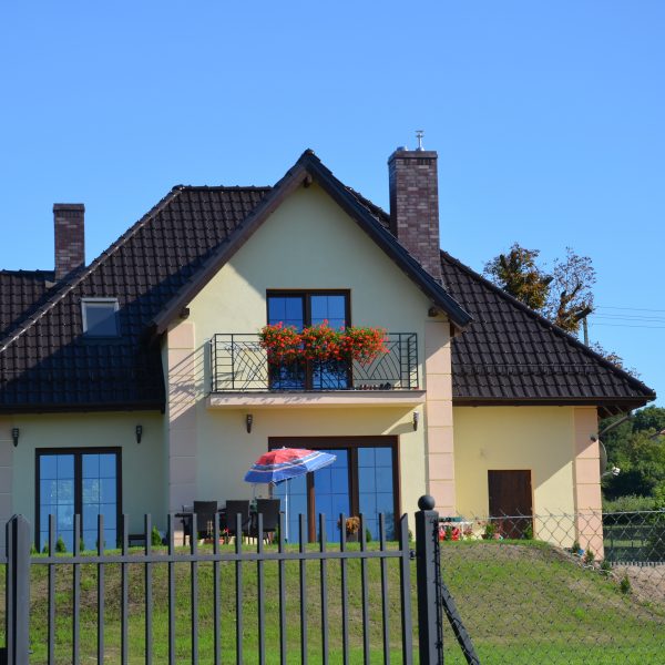 Tekowa dachówka Braas Rubin harmonijnie komponująca się z jasną elewacją.